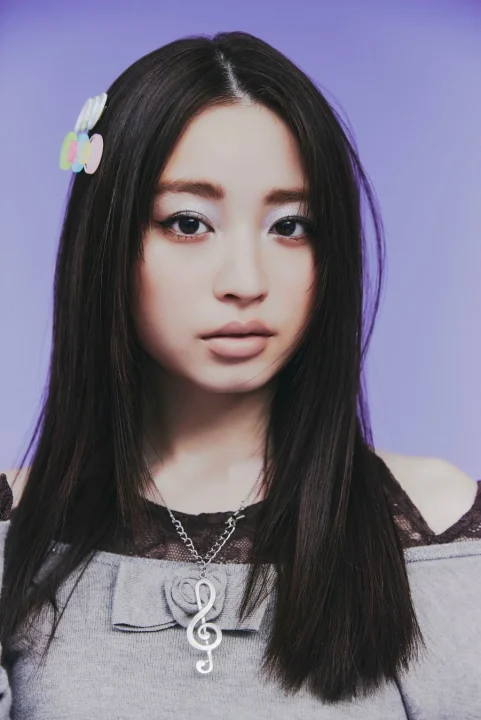 女性、ロングヘア、ネックレス、ヘアクリップ