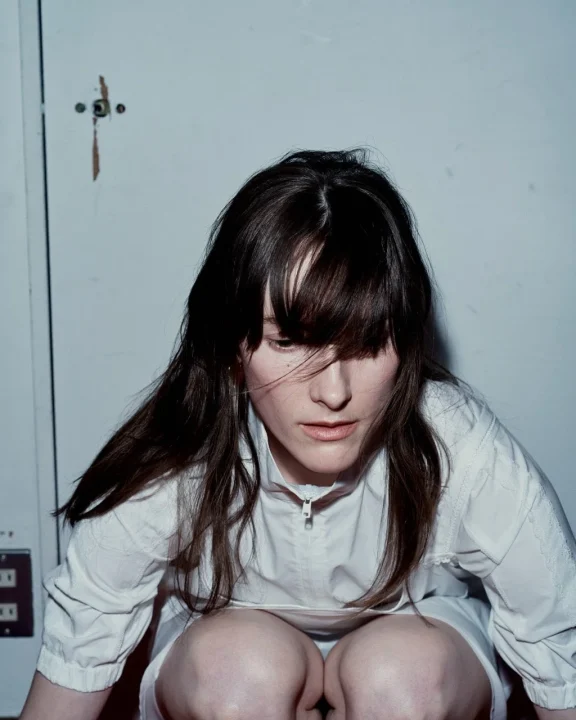 白いジャケットを着た長い髪の女性