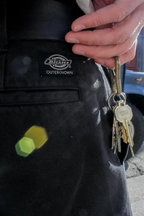 Dickies®とOUTERKNOWNのブランドラベルと鍵