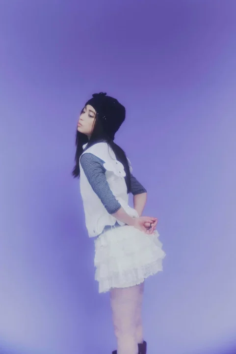 女性モデル、紫背景、帽子、スカート