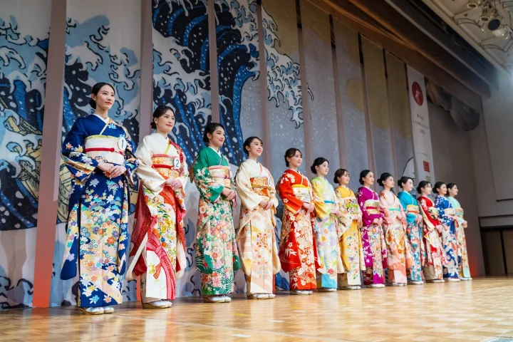 振袖を着た女性たちが舞台に整列