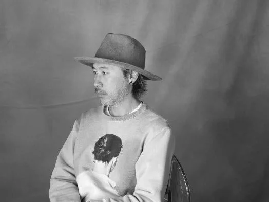 高橋盾氏のモノクロポートレート