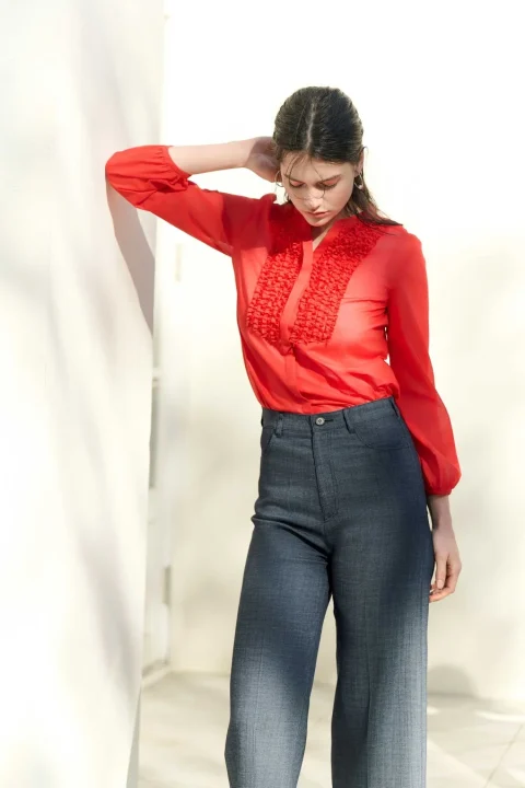 赤いブラウスとワイドパンツ