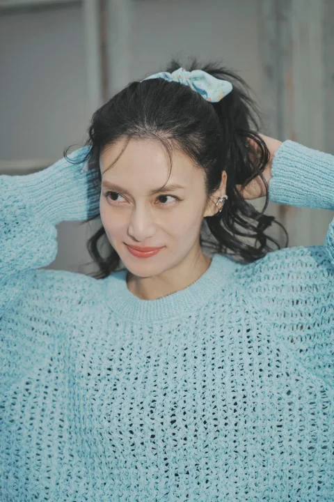 水色の透かし編みニットセーター