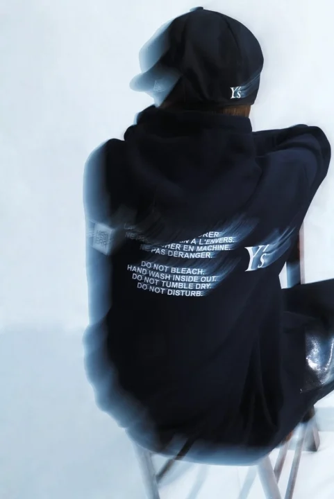 背面にロゴが配されたSweat Full-Zip Hoodieを着用したモデル