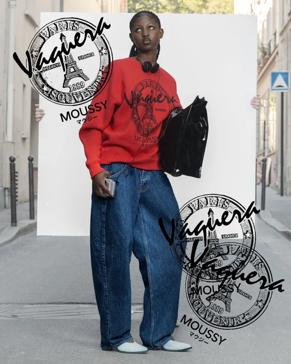 赤いスウェットとデニムのルック