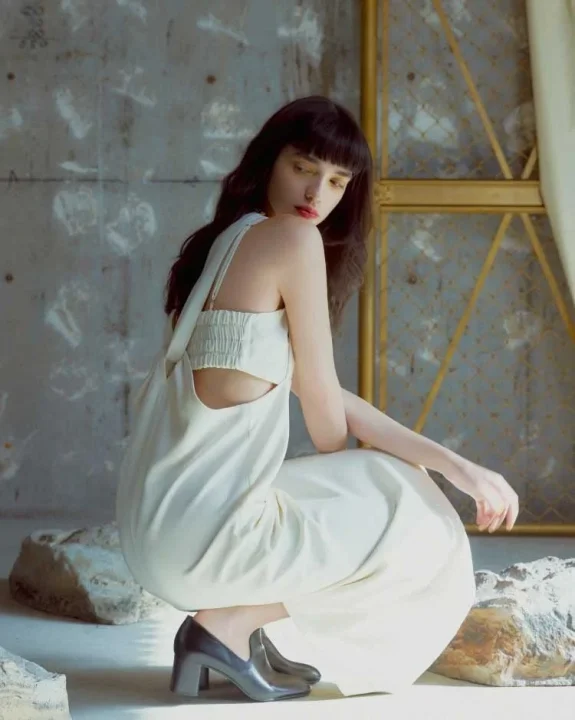 クリーム色のジャンプスーツ