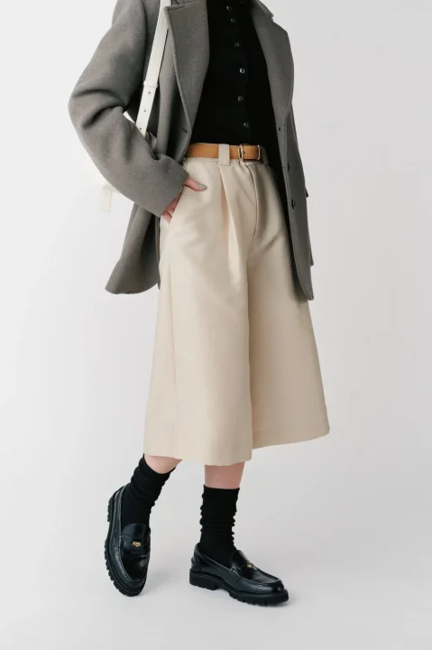 エアリーツイルボリュームキュロットパンツを取り入れたコーディネート