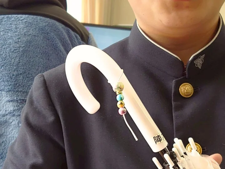 学生が持つ傘のマーカー