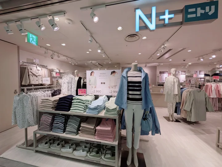 N+ 店舗ディスプレイとセール案内