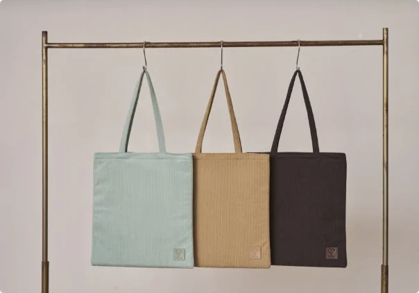 コーデュロイ素材のTh.anトート