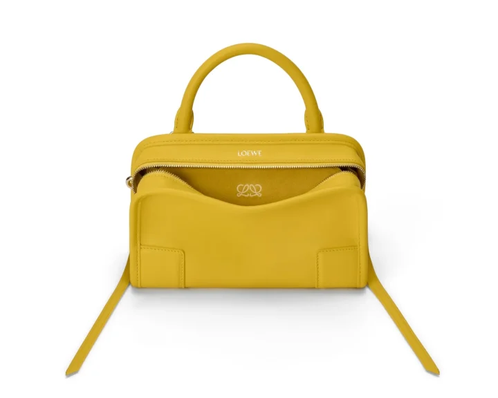鮮やかな黄色のロエベのハンドバッグ