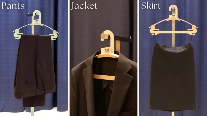 パンツ、ジャケット、スカートをかけたハンガー