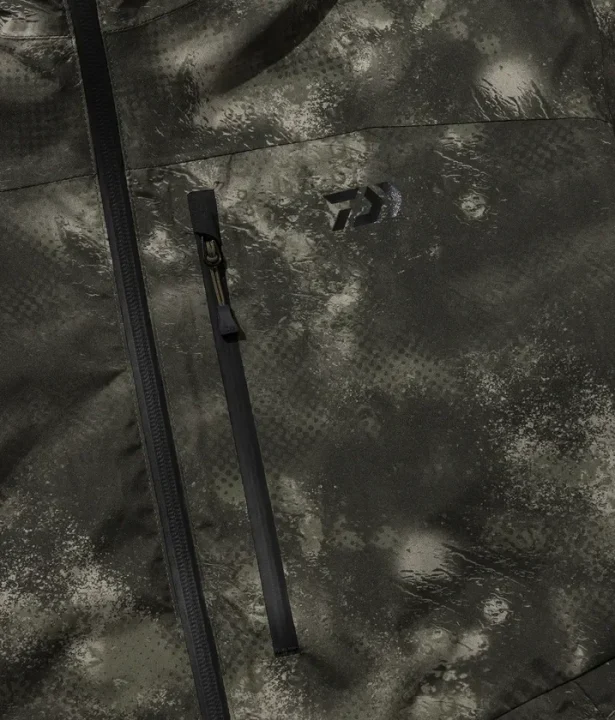 DAIWAのロゴがあしらわれた迷彩柄のアウトドアジャケットの胸ポケット