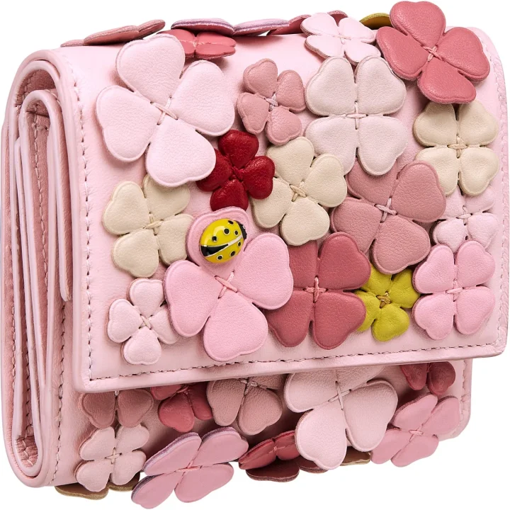 ピンクの財布に花とてんとう虫