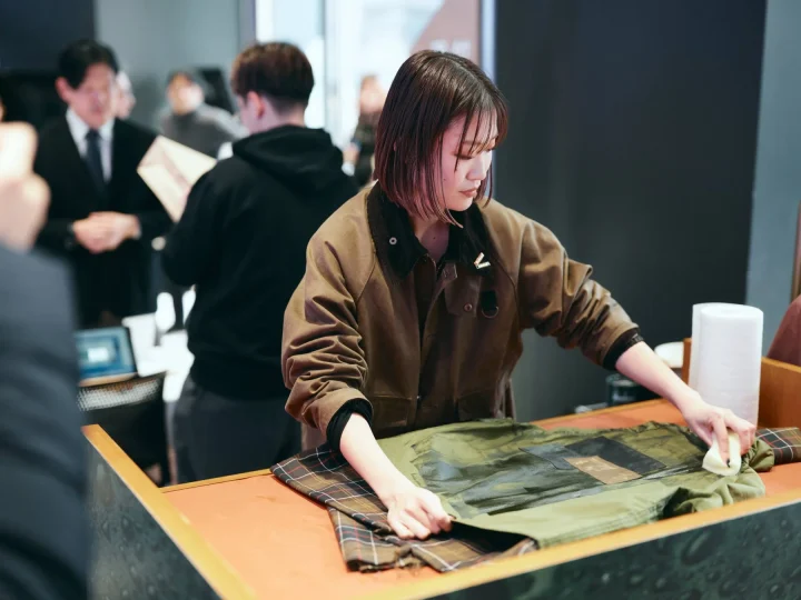 ジャケットの手入れをする女性