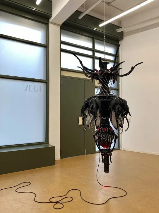 吊るされた有機的かつ機械的な彫刻