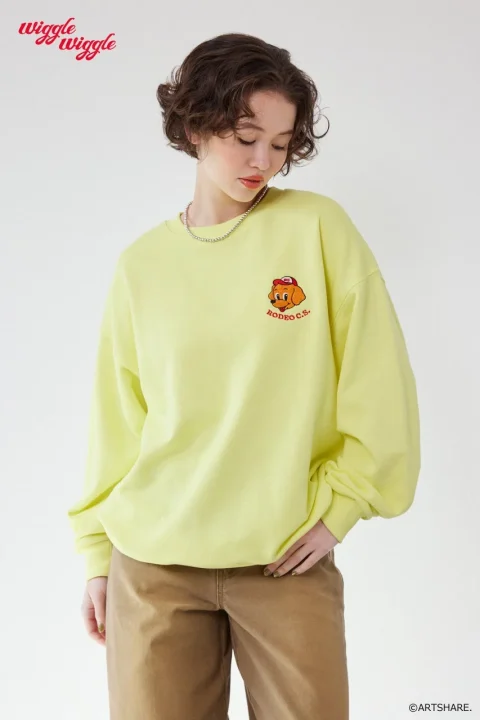 女性モデル、犬スウェット