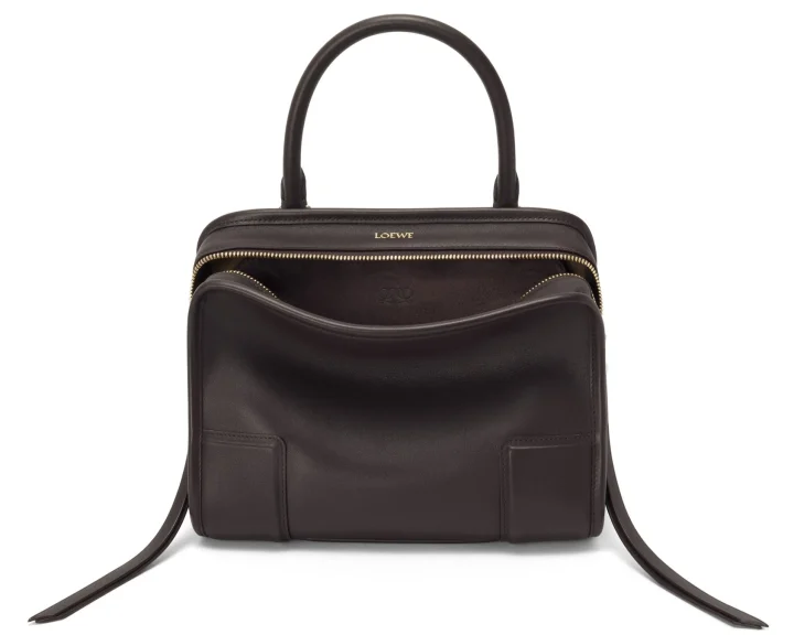 ダークブラウンのレザー製トップハンドルバッグ