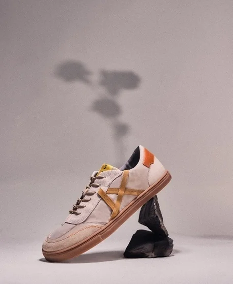 ベージュとブラウンのスニーカー