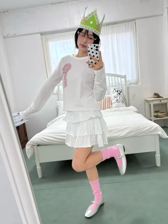 itzavibeのアイテムを着用し自撮りする女性