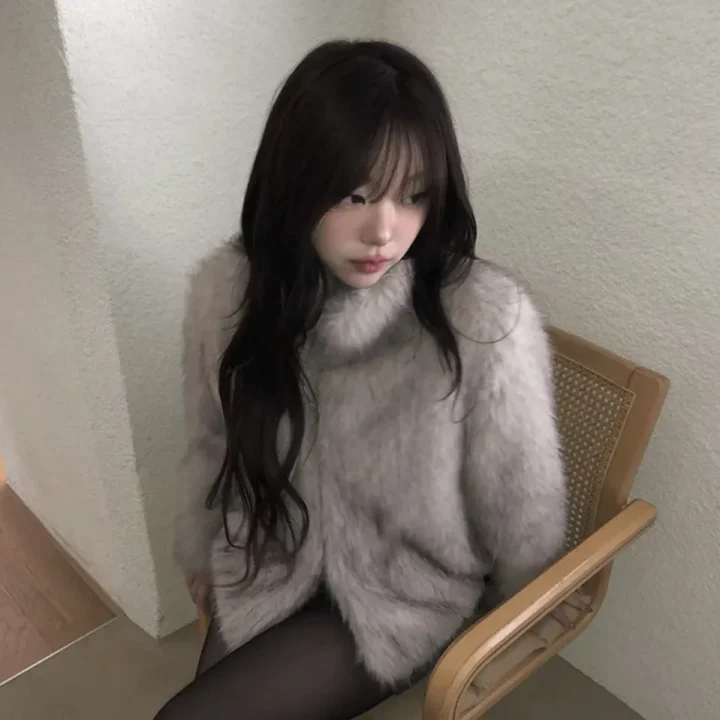 ライトグレーのタートルネックセーター