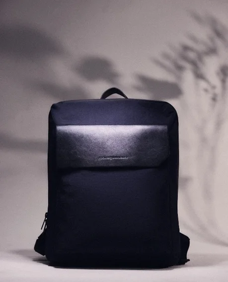 ダークネイビーのミニマルなバックパック