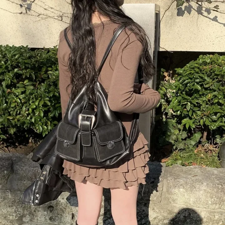 ブラウンのトップスとティアードミニスカートのコーディネート