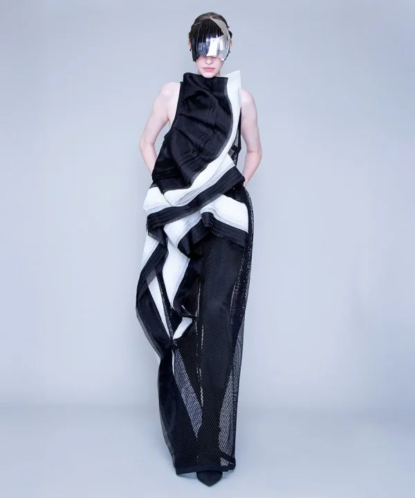 アバンギャルドな黒と白のドレス