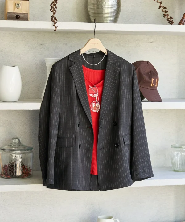 ピンストライプのダブルジャケットがハンガーにかかっている様子