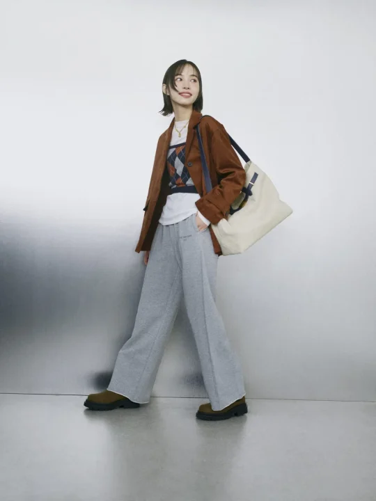 ブラウンのジャケットとグレーのスウェットパンツ