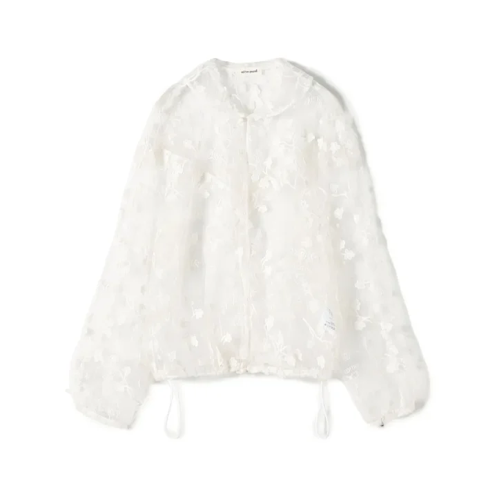 白いシアー素材の長袖ブラウス