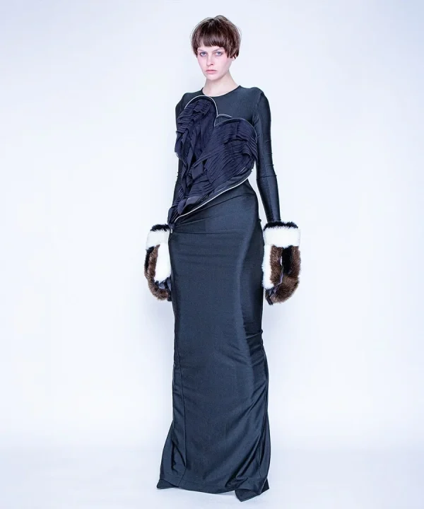 黒いロングドレス、ハート型フリル