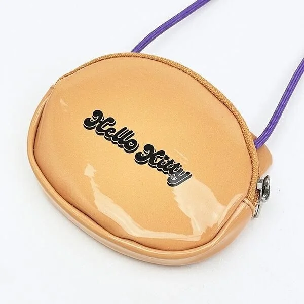 ベージュのエナメル素材のミニショルダーバッグ