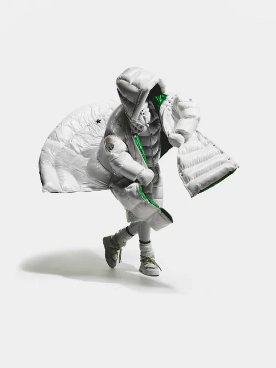 白いダウンジャケットとスカート