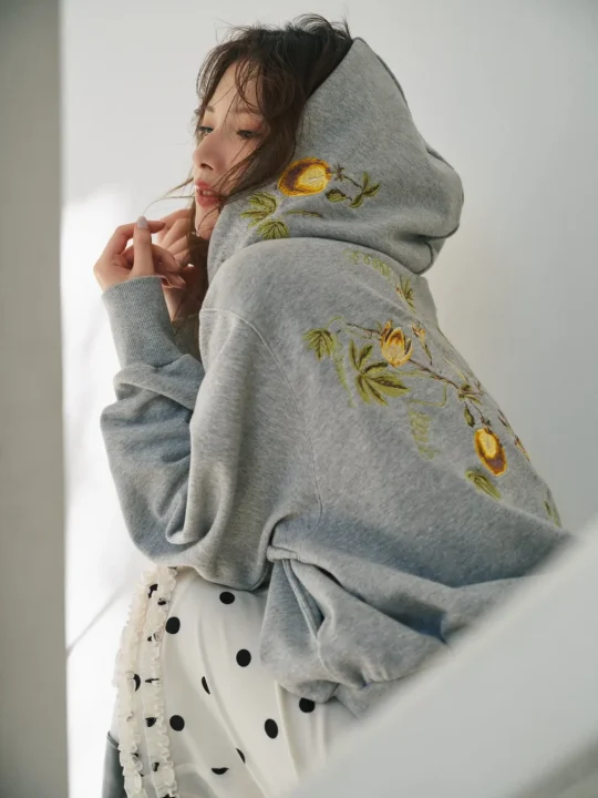 グレーフーディー、花柄刺繍、ドット柄スカート