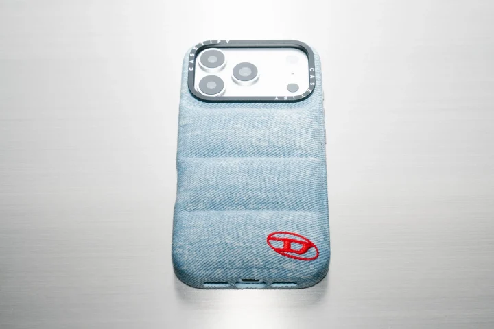 ライトブルーのデニムキルティングスマホケース。赤いDIESELロゴ。