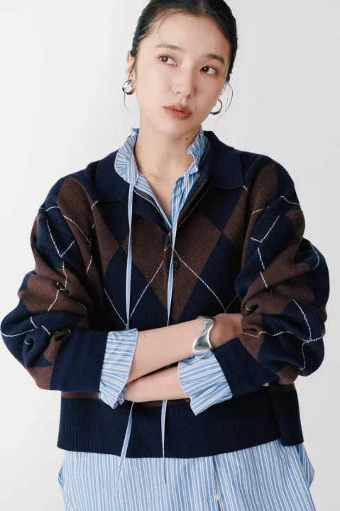 ストライプフリルシャツを着こなすモデル