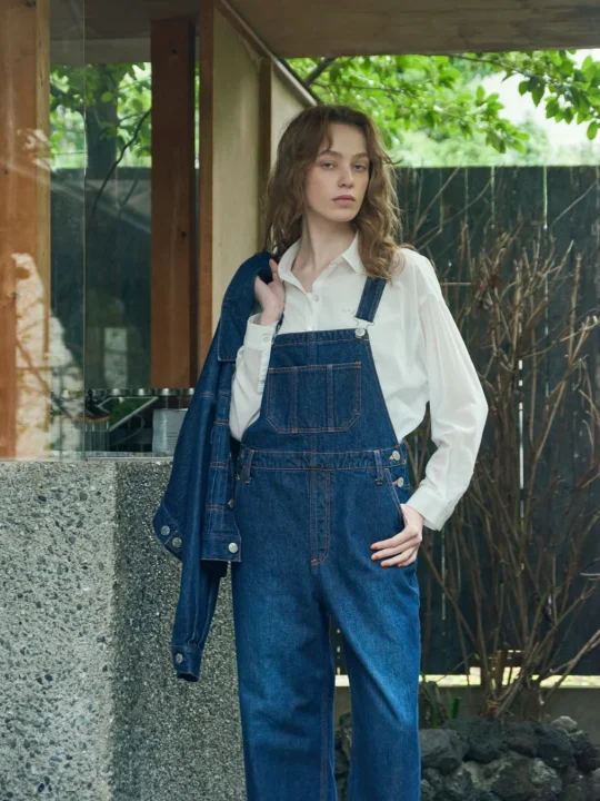 デニムのオーバーオールを着用したモデル