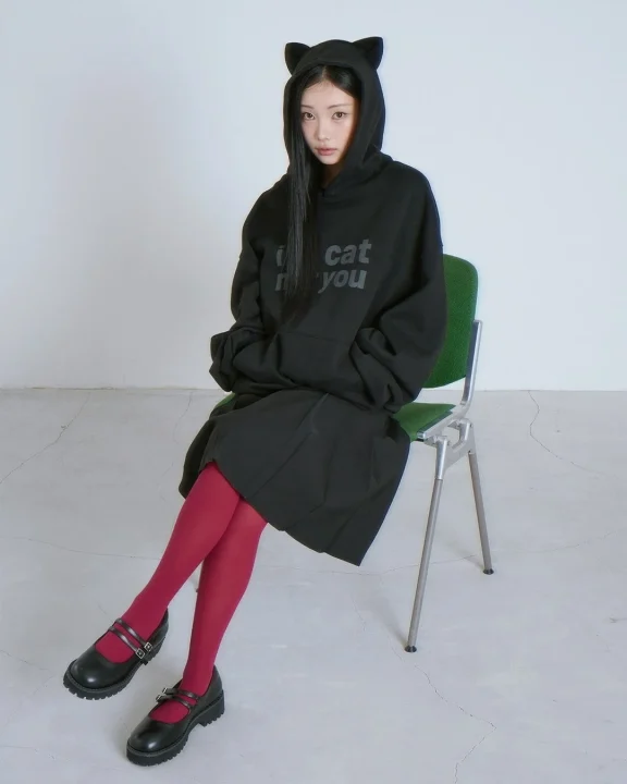 猫耳パーカーを着用した女性