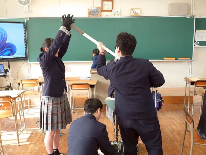 ワークショップで共同作業をする高校生