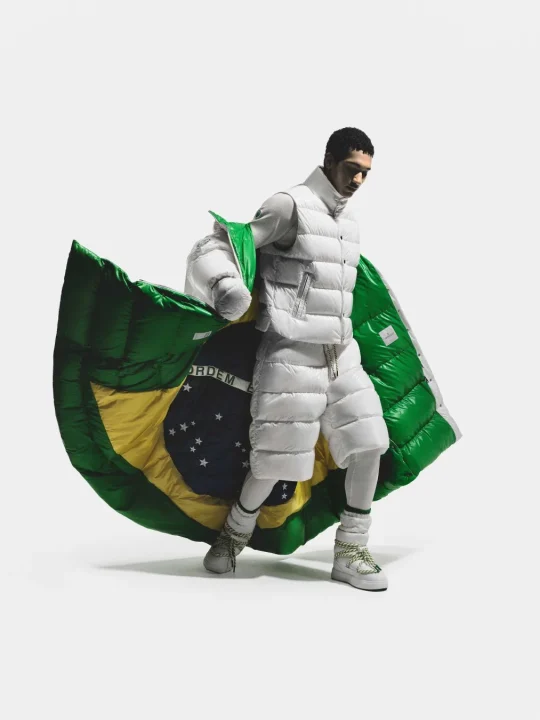 ブラジル国旗を広げたダウンウェア