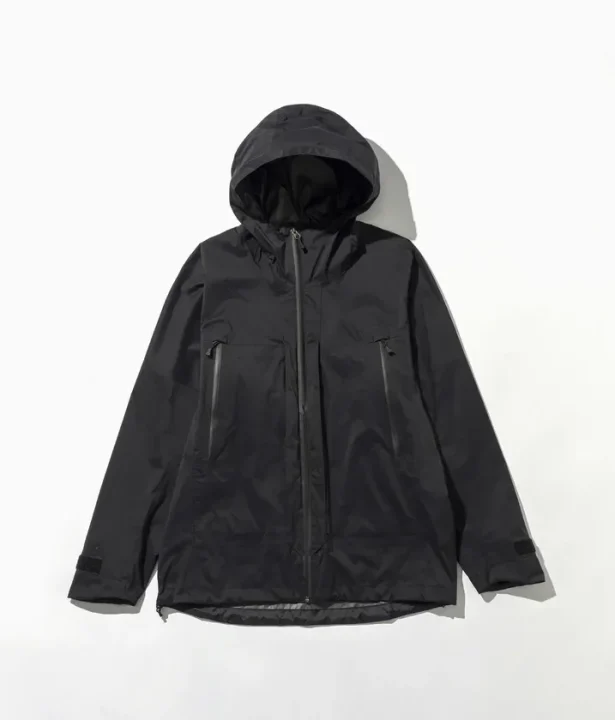 黒いフーデッドジャケットの俯瞰写真