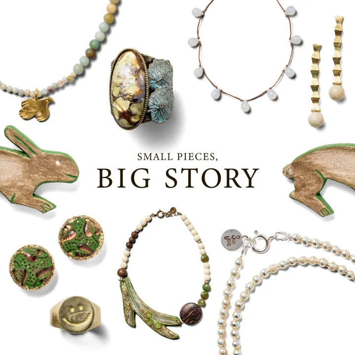 様々な種類のジュエリーや装飾品が配置された画像