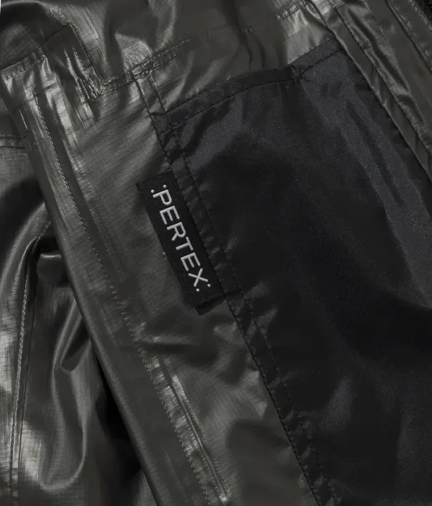 PERTEXのロゴが縫い付けられたダークグレーの軽量テクニカルファブリック