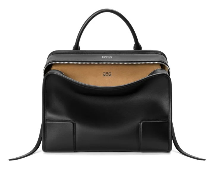 黒いレザーのロエベ製ハンドバッグ