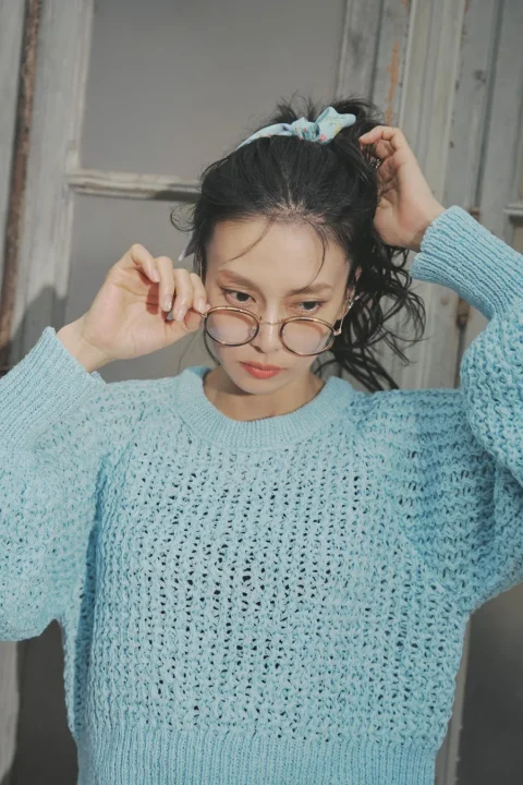 水色のニットと花柄のヘアバンドをした柴咲コウ
