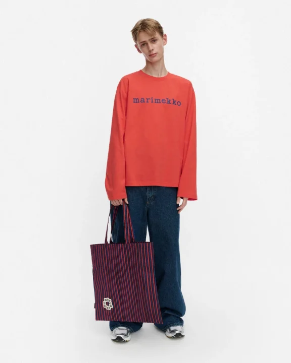 ロゴTシャツとバッグ