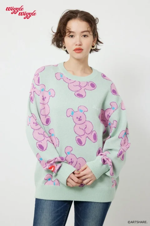 女性モデル、うさぎセーター