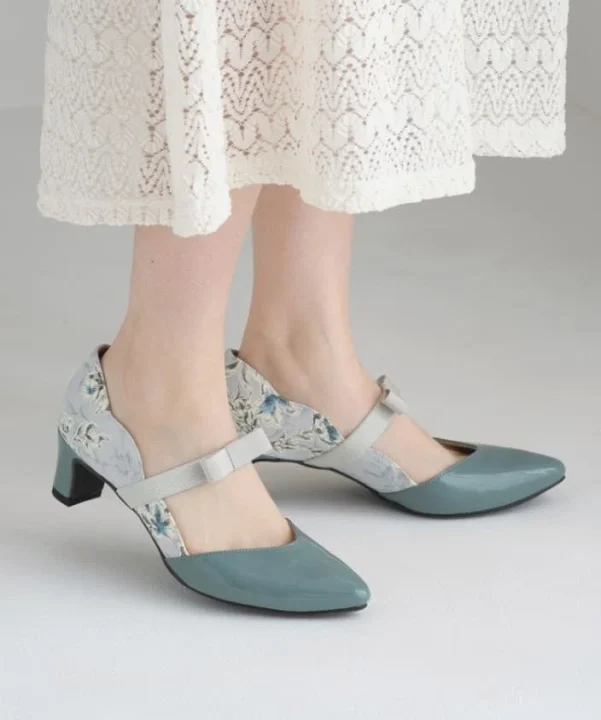 水色のエナメルと花柄が特徴的なメリージェーンスタイルのパンプス